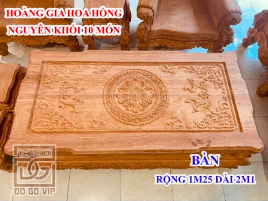 Chiếc bàn gỗ hoàng gia với kích thước rất lớn