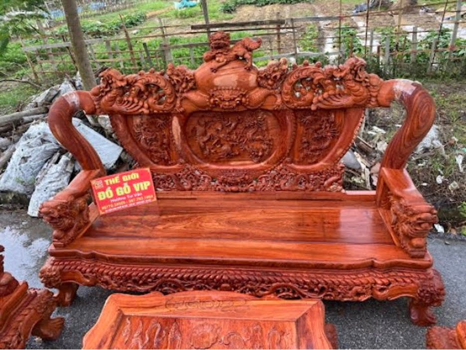 Đoản 237 X 69 cm được đục chạm hai mặt rất kỳ công