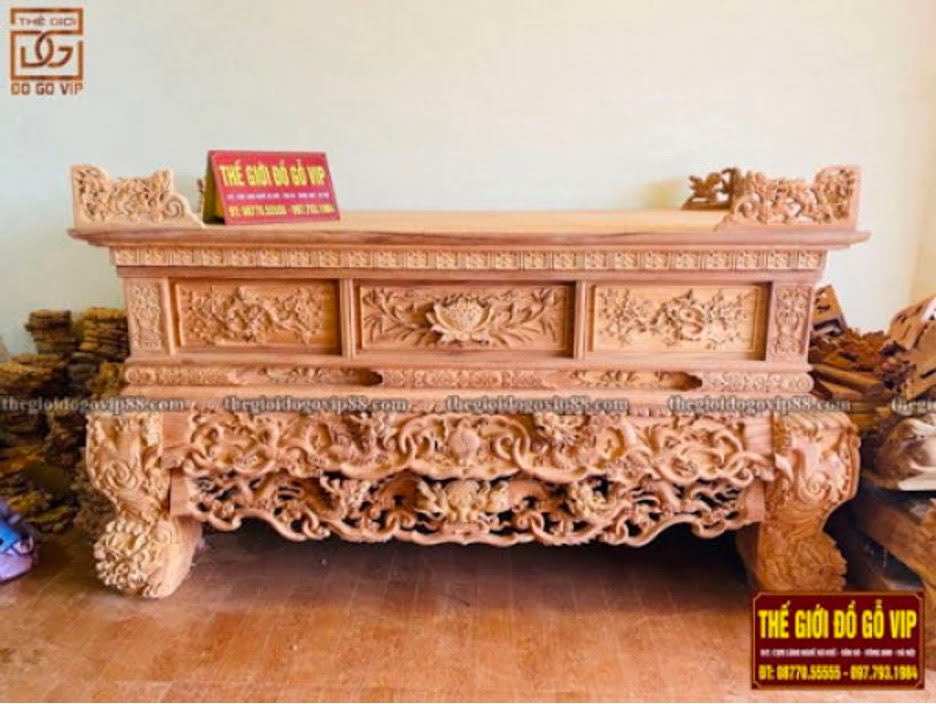 Họa tiết song long chầu nguyệt được khắc hoạ cực kỳ tỉ mỉ trên sập thờ