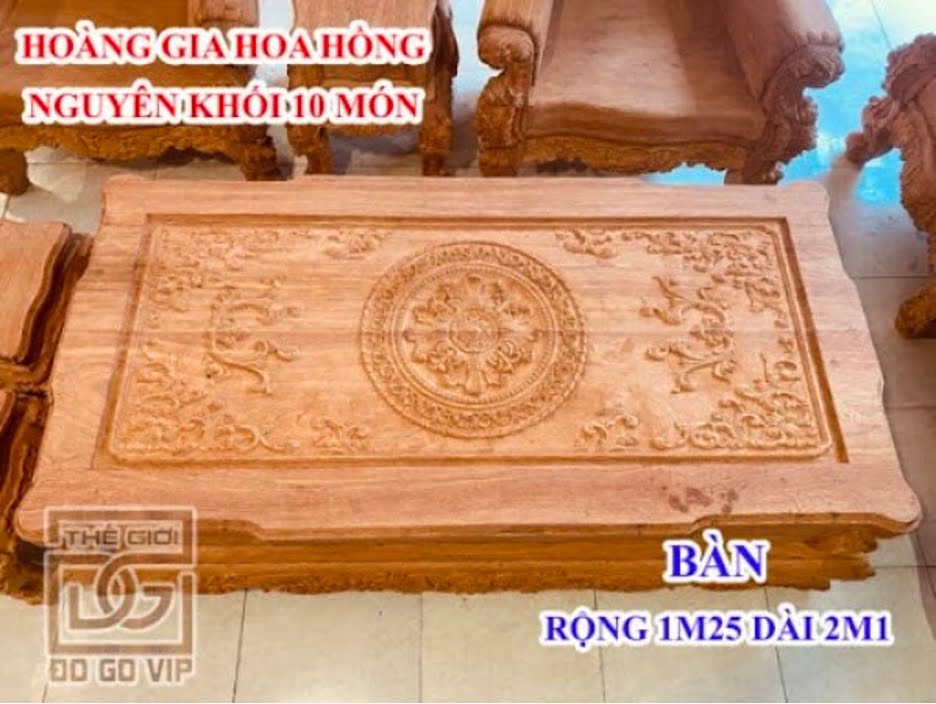 Mặt bàn của bộ bàn ghế hoàng gia được chạm khắc tỉ mỉ