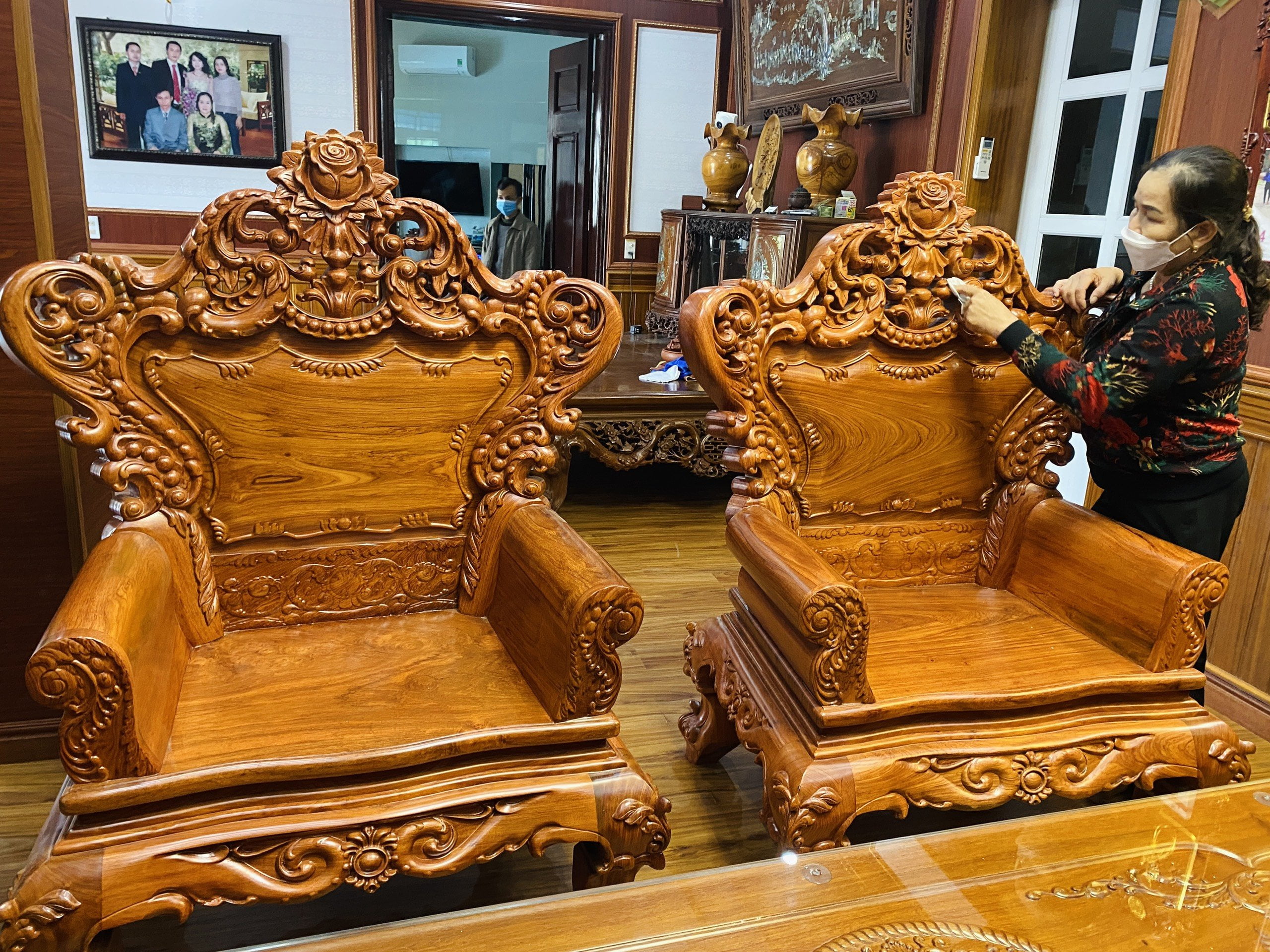Bộ Bàn Ghế Hoa Hồng Louis Mặt Tràn Gỗ Hương Đá- 6 Món