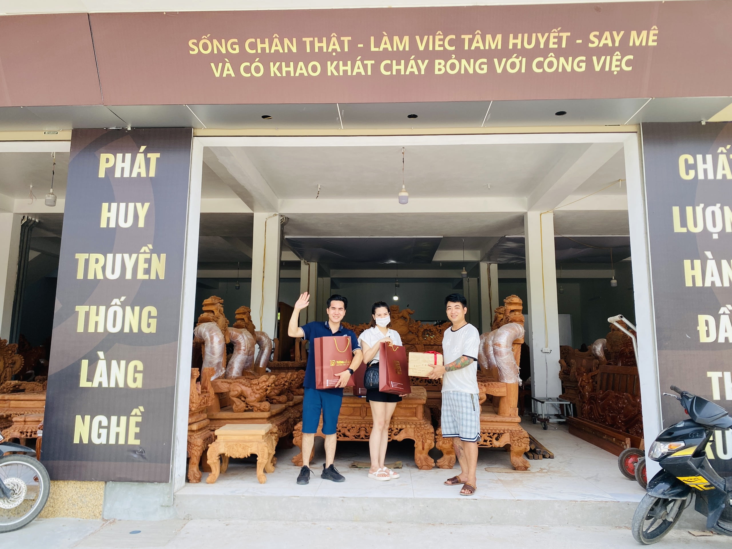 [22/6] CHỐT COMBO BỘ BÀN GHẾ + SẬP THỜ + KỆ TIVI CHO A TRAI SÓC SƠN