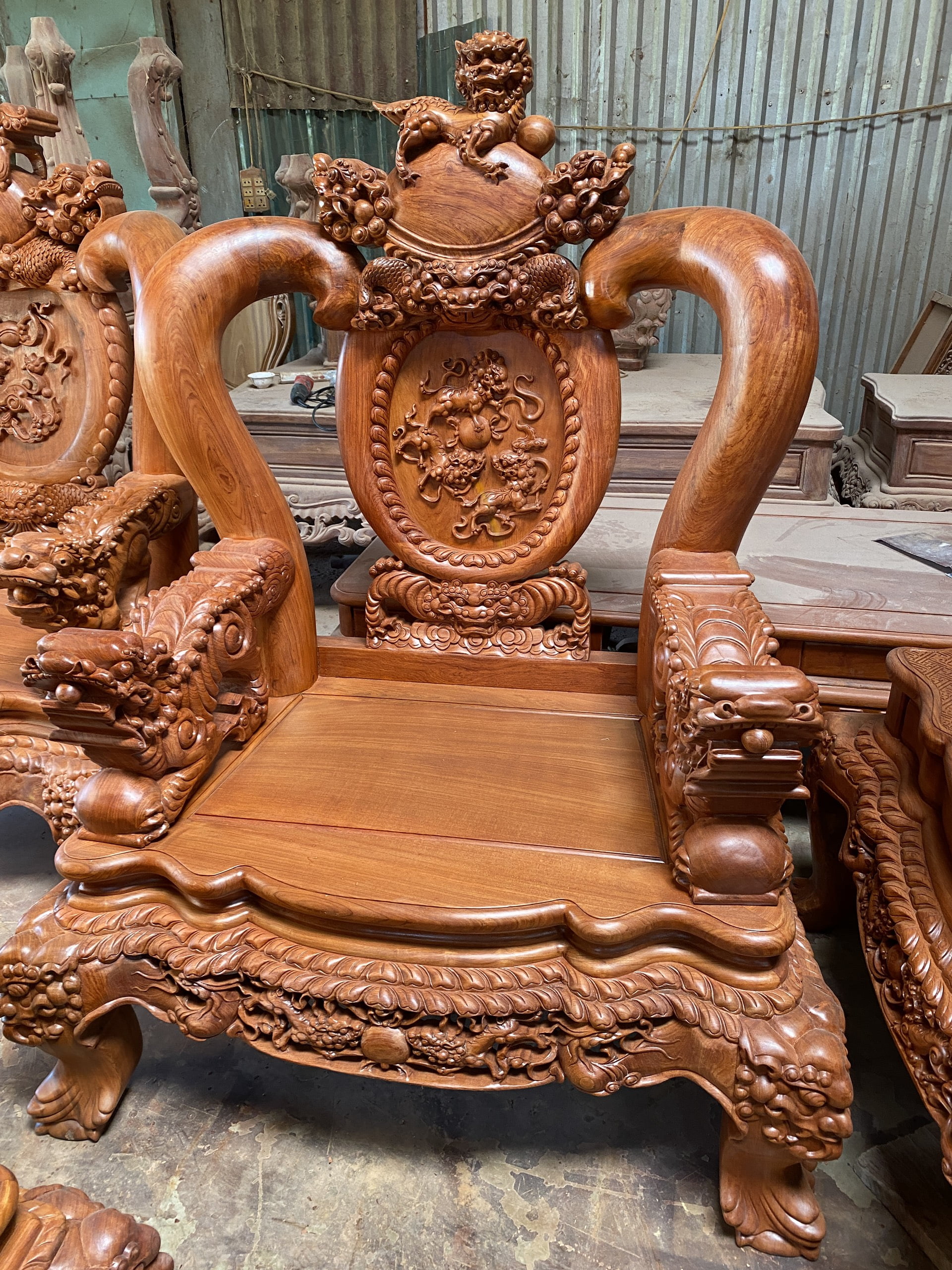 Đang vào các bước hoàn thiện cuối cùng cho những bộ bàn ghế trước khi về với chủ mới