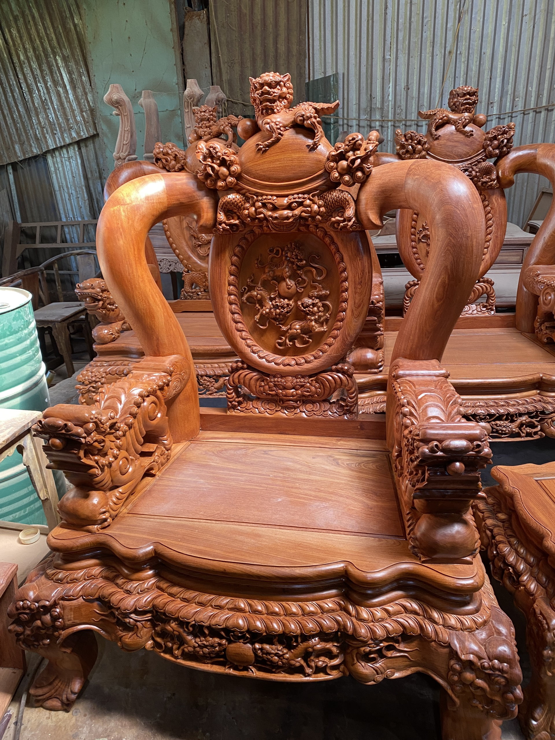 Đang vào các bước hoàn thiện cuối cùng cho những bộ bàn ghế trước khi về với chủ mới