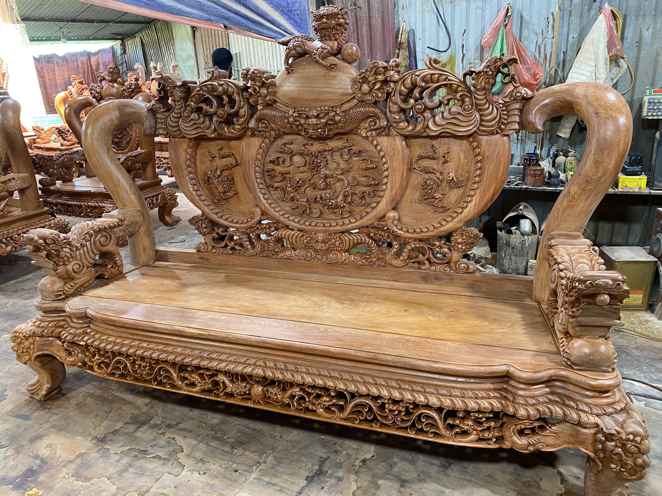 Đang vào các bước hoàn thiện cuối cùng cho những bộ bàn ghế trước khi về với chủ mới